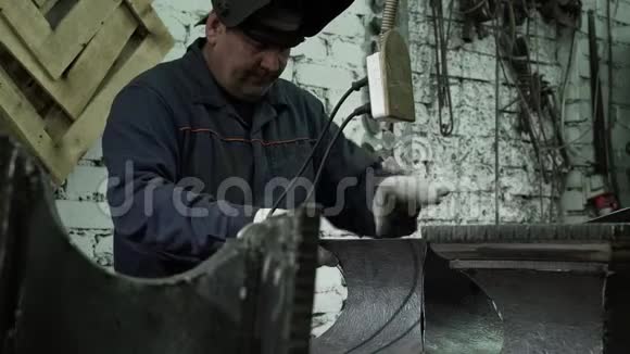 一个穿着防护服的铁匠连接两边视频的预览图