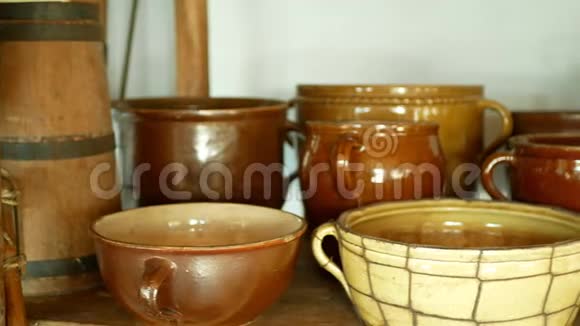 传统的摩拉维亚村舍古老的民间哈纳与锅罐和瓶子与烧焦的粘土陶器和干燥的草药内政部视频的预览图