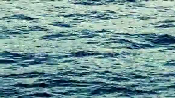 在河上挥舞着蓝色的水面视频的预览图