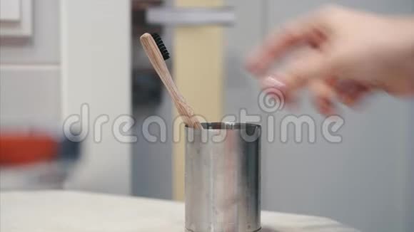 女人的手臂拿着牙刷清洁牙齿视频的预览图