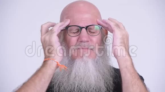 有压力的成熟秃头男人头痛的脸视频的预览图