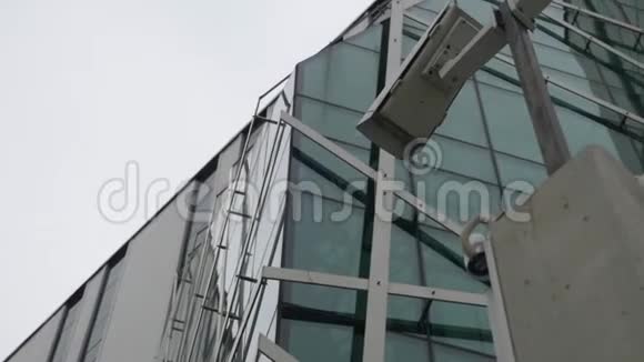 一栋现代化办公楼前的两个监控摄像头视频的预览图
