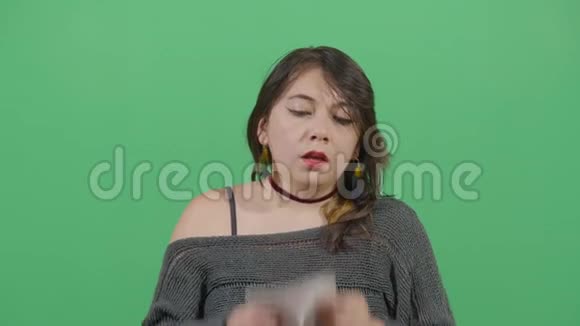 女人用纸吹他的鼻子视频的预览图