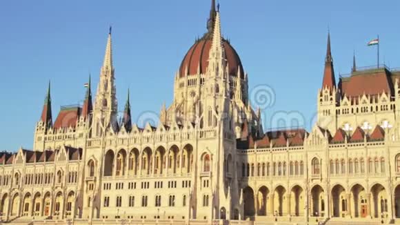 布达佩斯议会大厦从河上的船上看视频的预览图