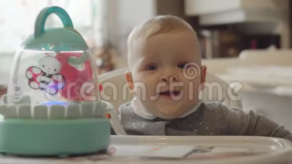 可爱的宝宝坐在高椅子上视频的预览图