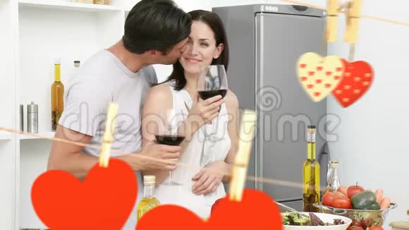 快乐的年轻夫妇在厨房里喝酒视频的预览图