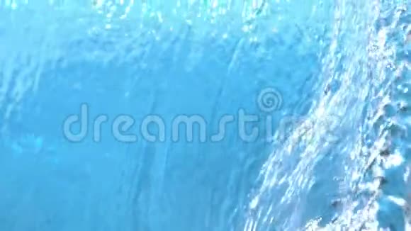 水背景纹理在1500fps的慢运动中倾泻下来视频的预览图