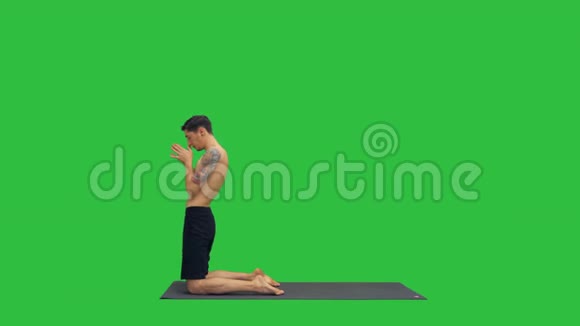 瑜伽在绿色屏幕上做骆驼瑜伽姿势Chroma键视频的预览图