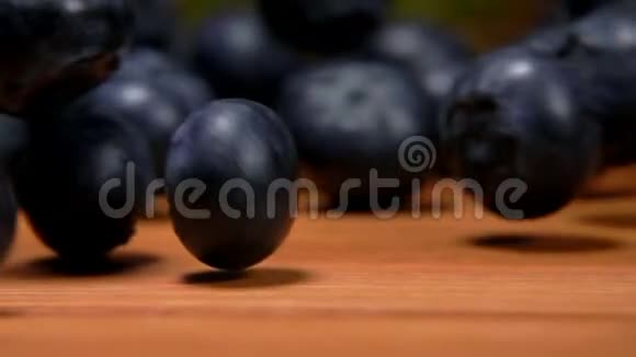 大蓝莓卷在木头表面视频的预览图