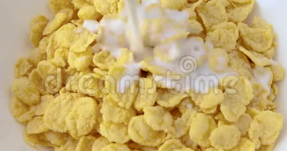 在黄色玉米片上浇牛奶视频的预览图