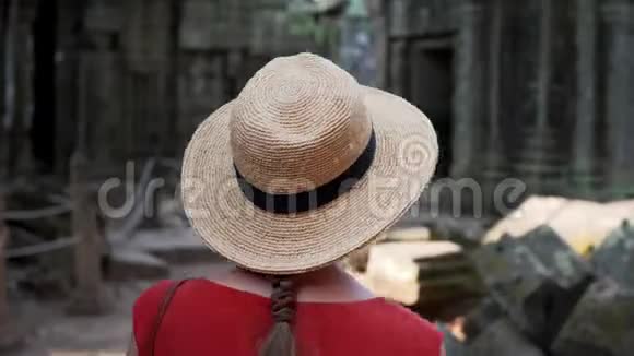 戴草帽的白人妇女正在塔普罗姆废墟中行走视频的预览图