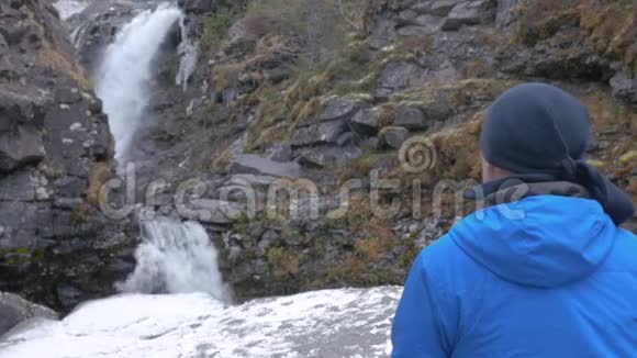 旅行者在一个美丽的山瀑布附近休息特写镜头视频的预览图
