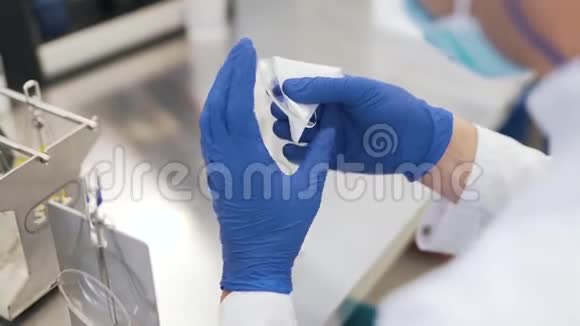 工人在实验室清洗眼镜镜片视频的预览图