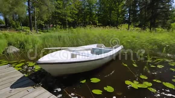 美丽的风景孤独的空木船停在木码头视频的预览图