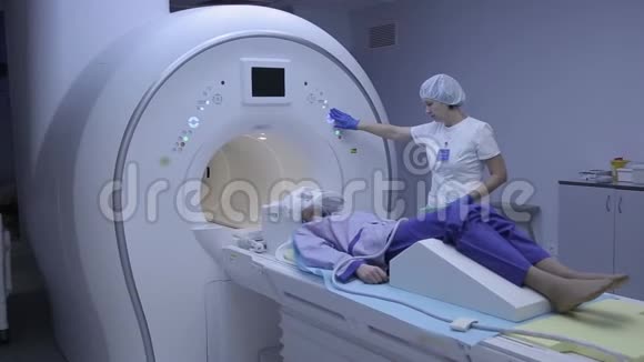 医生用磁共振成像检查病人健康状况视频的预览图