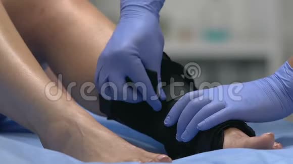 受伤病人腿部踝部包扎创伤治疗视频的预览图