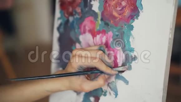 用画笔和颜料在画布上画美丽明亮的花朵图案艺术视频的预览图