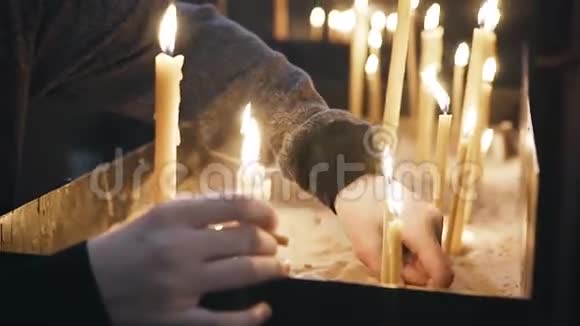 基督教教堂里的教堂放蜡烛快关门宗教机构视频的预览图