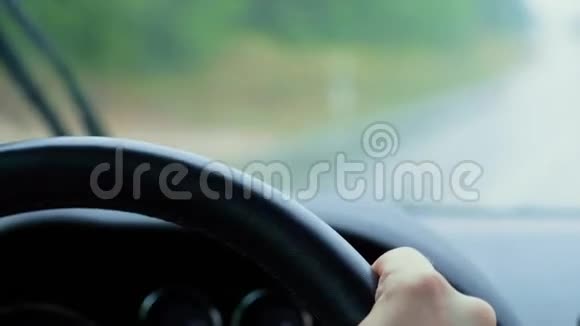 汽车行驶过程中的方向盘雨通过汽车视频的预览图