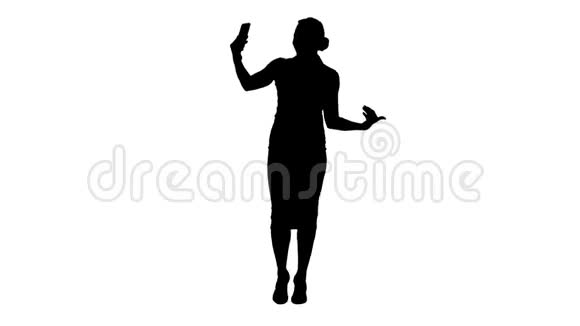 走路的女人用智能手机打视频电话视频的预览图