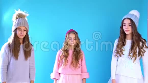 三个穿着冬雪帽的漂亮女孩视频的预览图