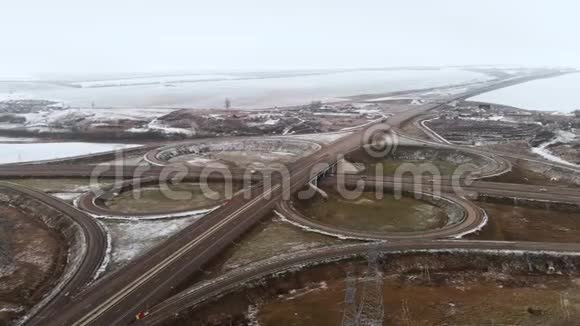 在冬季十字路口移动的汽车和卡车的空中射击是一个大的道路交叉口无人驾驶车辆在视频的预览图