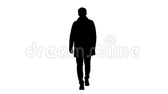 剪影英俊的男人穿着时髦的衣服走路和微笑视频的预览图