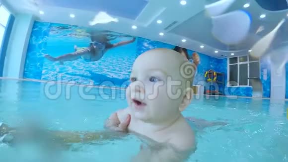 快乐的小孩被教导如何游泳视频的预览图