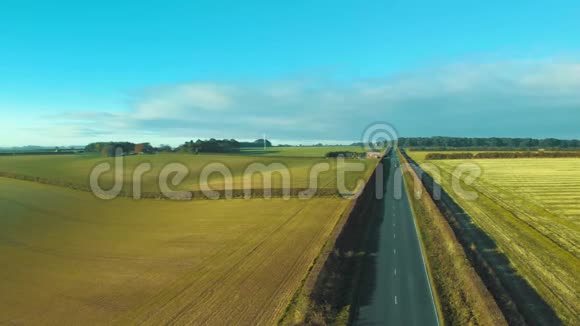 清晨英国乡村公路的空中镜头视频的预览图