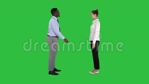 非洲男人和白种人女人在绿色屏幕上给出低5Chroma键视频的预览图