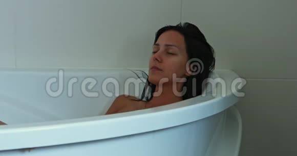 放松的女人睡在浴室里视频的预览图