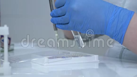 一位年轻的女化学家正在做一项化学物质的科学实验研究人员将化学物质滴入试管中视频的预览图