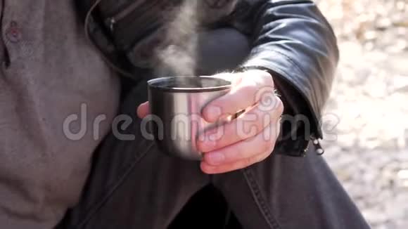 男人拿着热水瓶咖啡杯视频的预览图