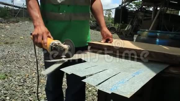 厄瓜多尔普约2019年4月15日使用金属切割手锯机在室外工作的人员视频的预览图