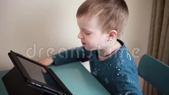 小孩看着平板电脑情绪上会有反应视频的预览图