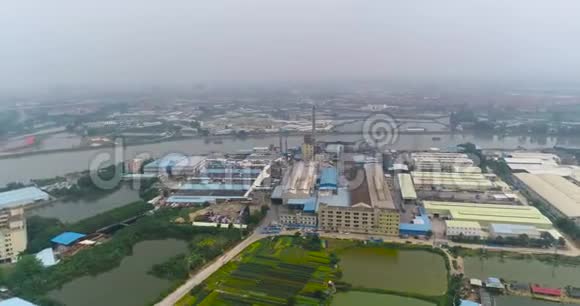中国的Prom地带靠近河流中国工业区中国工业区的生产设施视频的预览图