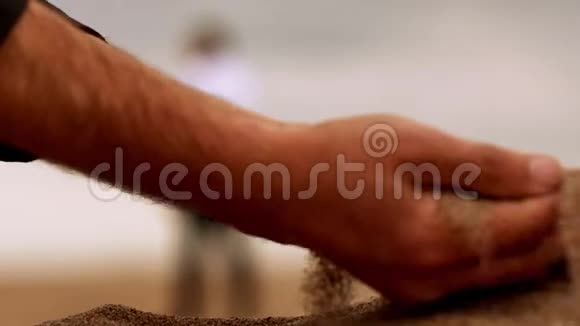 沙子从人的手指滑过视频的预览图