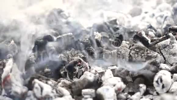 燃烧着的灰烬和篝火上的灰烬视频的预览图