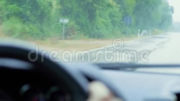 雨天时路面潮湿下雨时汽车行驶在崎岖的道路上视频的预览图