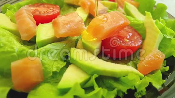 鲑鱼沙拉牛油果倒入黄油慢运动饮食天然午餐视频的预览图