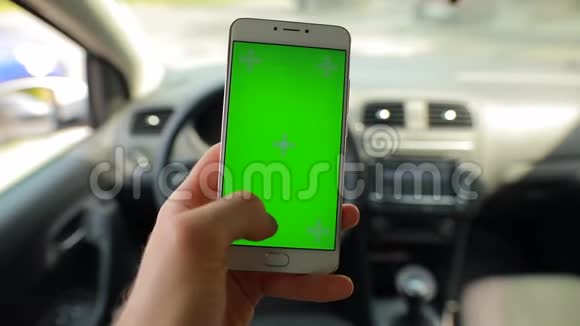 在汽车里滑动和触摸空白屏幕智能手机视频的预览图
