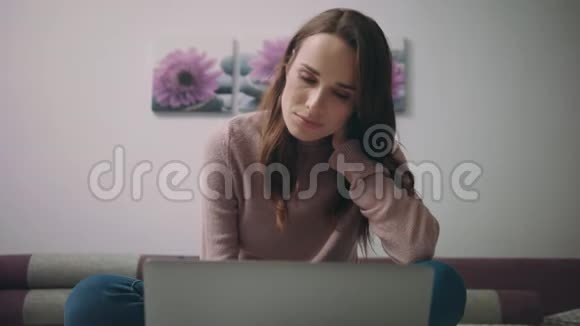 疲惫的女人在笔记本电脑上看在线新闻学生在线教育视频的预览图