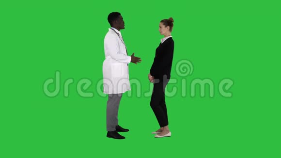 医生在绿色屏幕上告诉病人好消息Chroma键视频的预览图