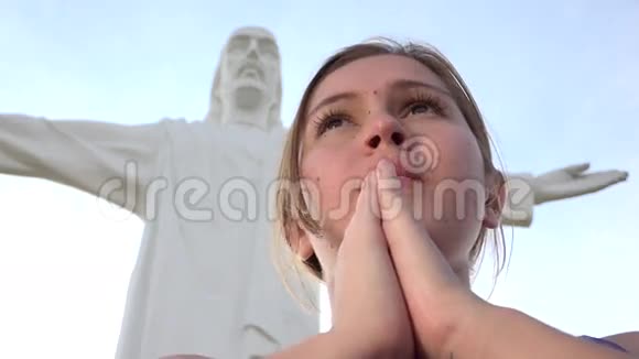 在耶稣雕像前祈祷视频的预览图