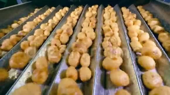 土豆在金属管道上晃动视频的预览图