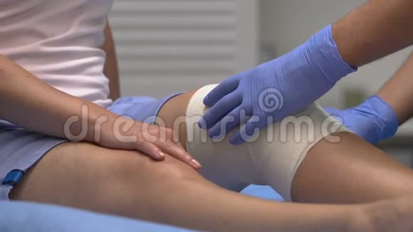 医生在病人膝盖上穿弹性包裹关节创伤医疗保健视频的预览图