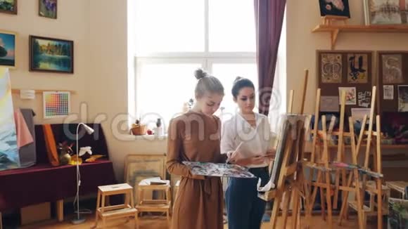 女美术老师正在和漂亮的女学生合作绘画建议站在前面视频的预览图