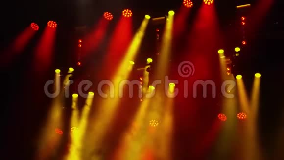 在黑暗中的岩石音乐会上红色和黄色的聚光灯在雾中闪烁视频的预览图