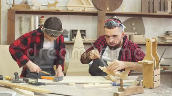 男教师和男学生手工制作一个DIY木制玩具视频的预览图