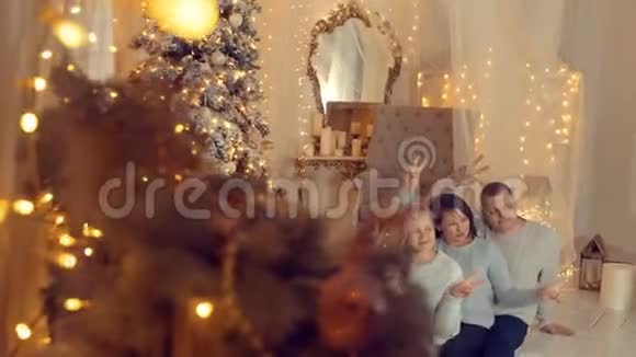 基督弥撒母亲父亲儿子和女儿的幸福家庭视频的预览图